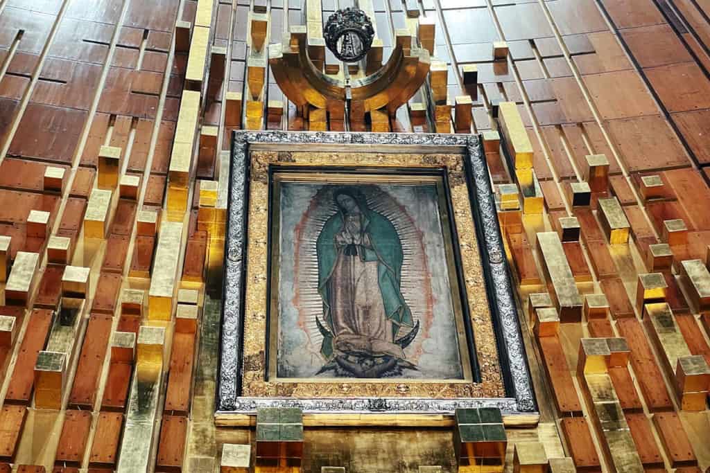 ¿Por qué la Virgen de Guadalupe tiene dos cuernos?