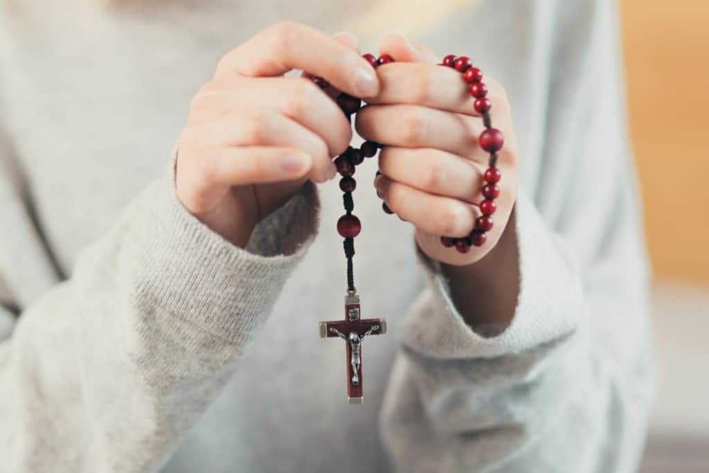 ¿Qué hacer con un rosario roto?