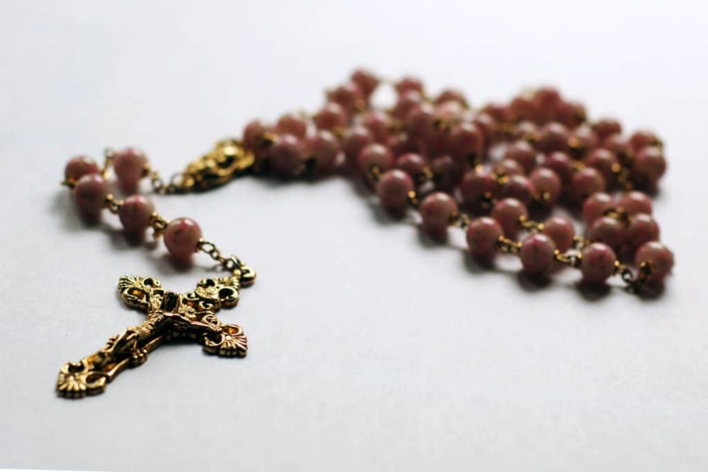 ¿Es malo dormir con un rosario?
